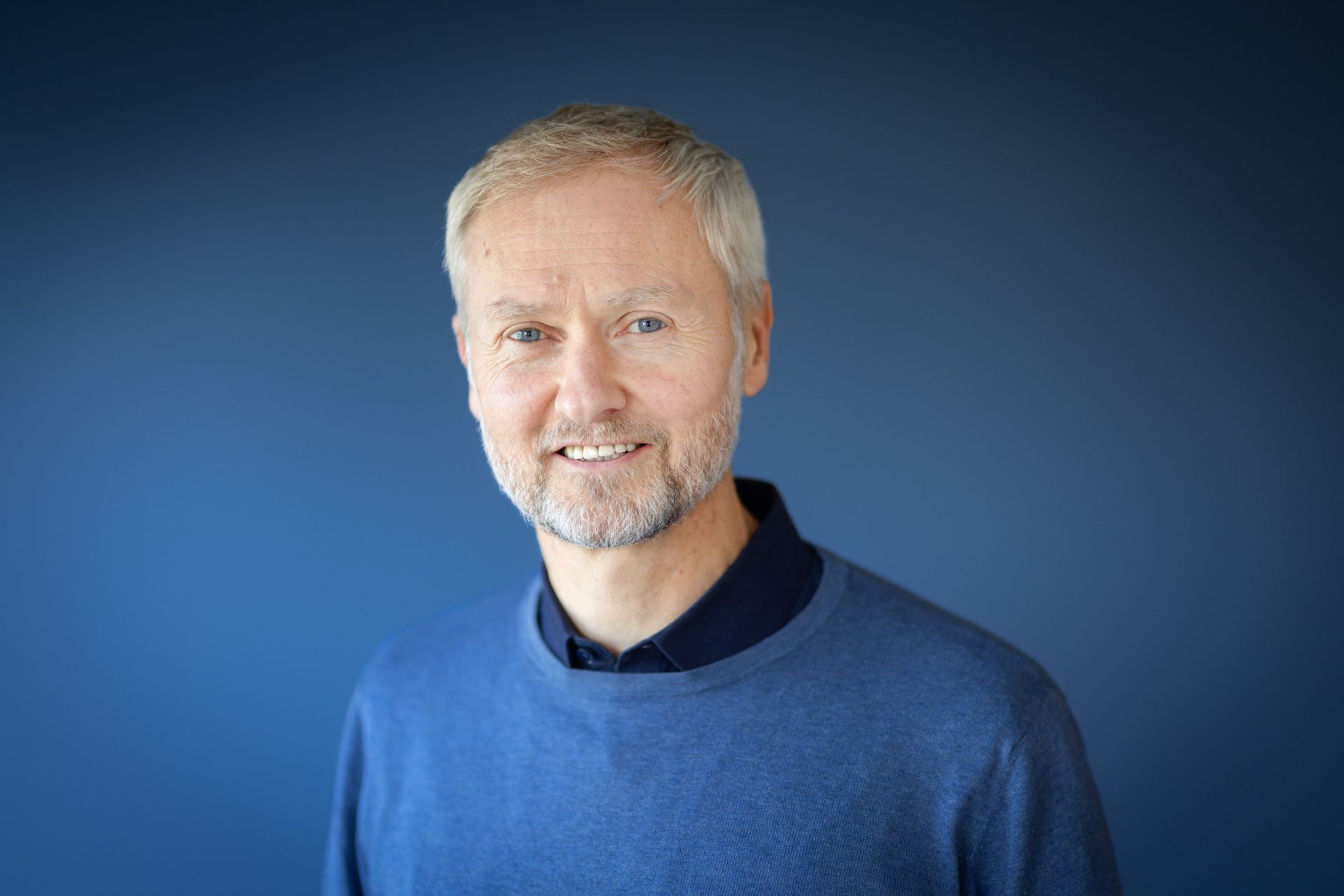 Chin, Cheek, Head, Sleeve, Smile, Eyebrow, Forehead, Shoulder, Skin, Happiness