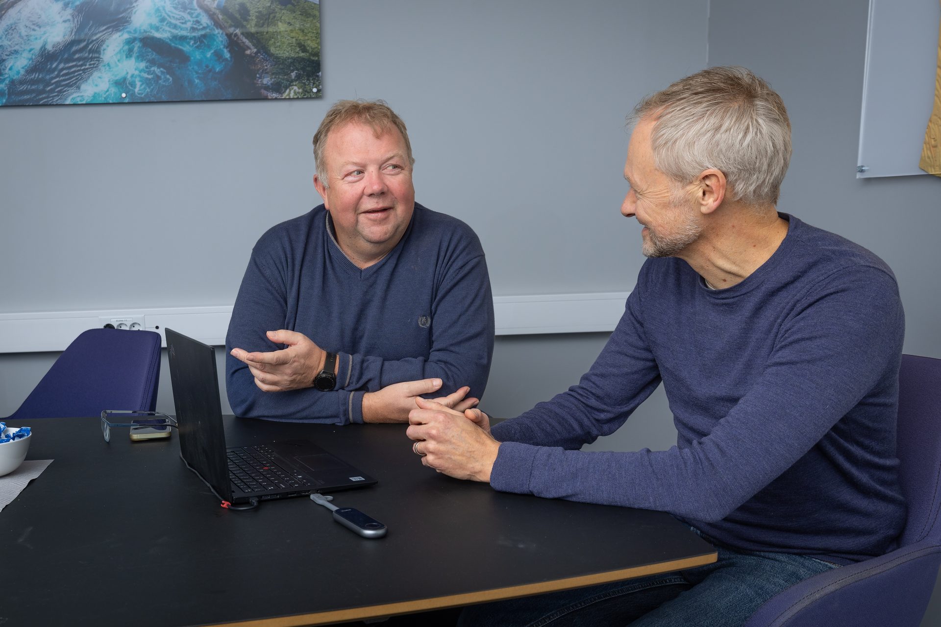 Electronic device, Clothing, Head, Face, Shirt, Furniture, Sitting, Smile, Wrist